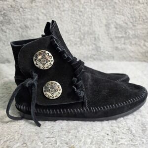 Minnetonka Moccasin Ankle Boot Black Suede Concho‎ Button Womens 6 Excellent